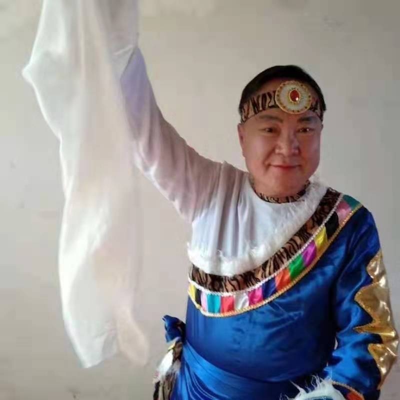 走在冷风中的第一张照片--丹东闪婚服务中心